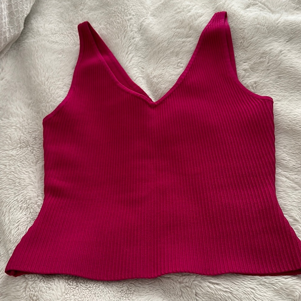 : Aritzia v neck sculpt tank